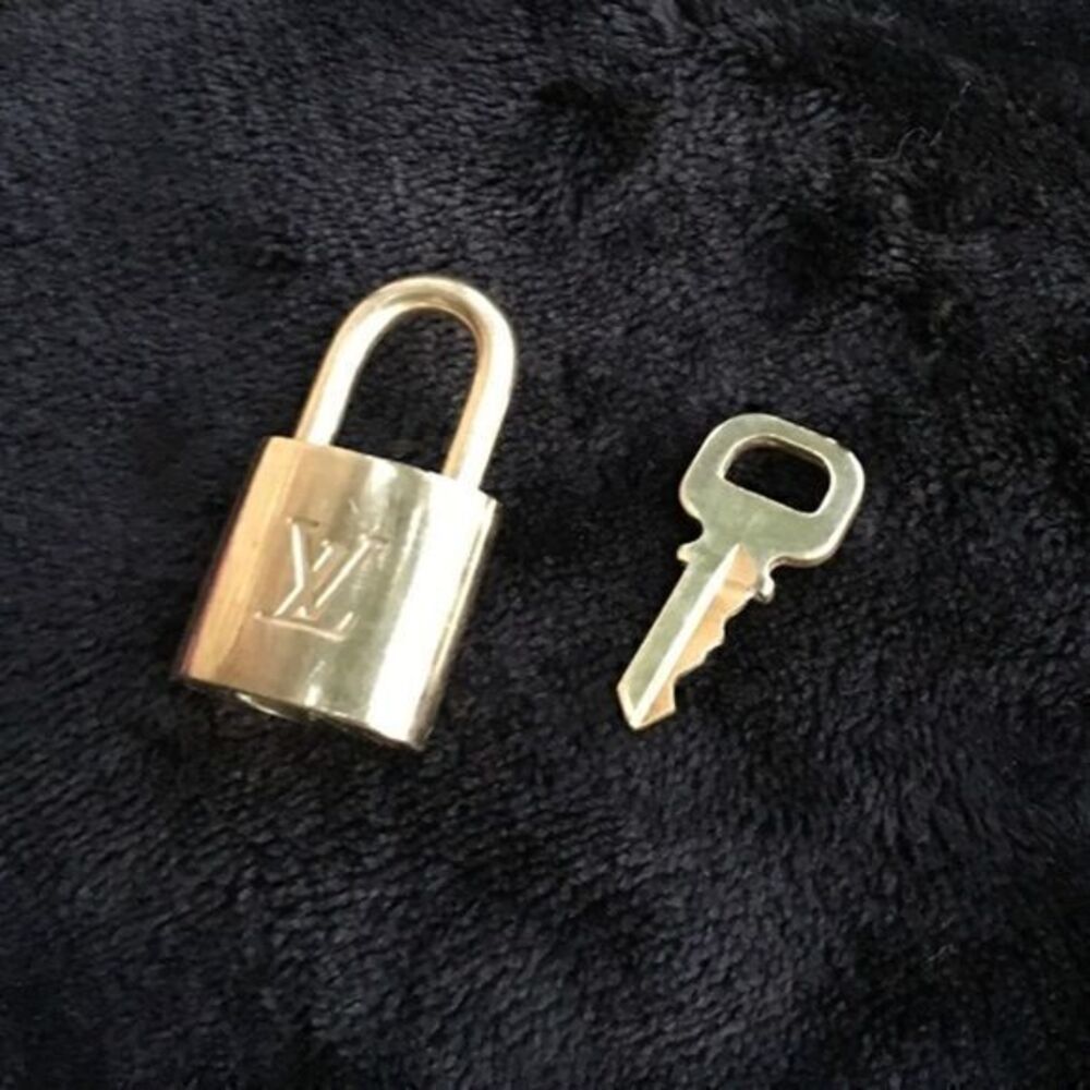 AUTHENTIC Near Mint Louis Vuitton lock and key - Picture 11 of 13